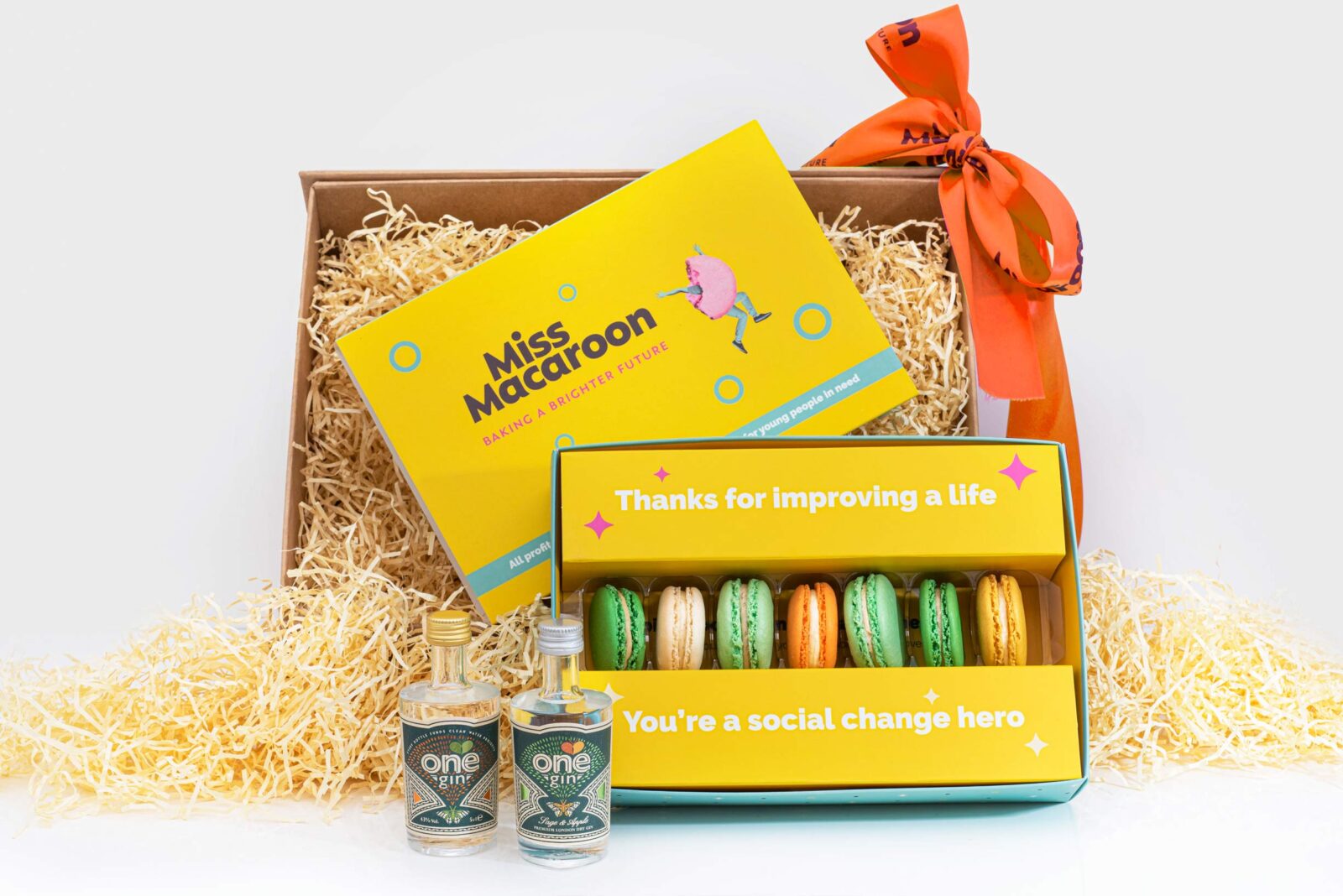 Medium kraft hamper containing a gift box of 21 macaroons, two 5cl bottles of Sage gin and Apple and Sage gin.